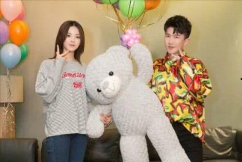 娱乐吃瓜背景图,揭秘明星幕后吃瓜大揭秘  第1张